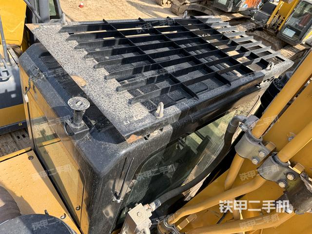 駕駛室頂部(整機(jī)外觀) 駕駛室頂部(整機(jī)外觀)