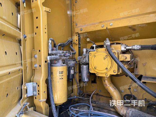 液壓泵艙室正面整體(整機(jī)外觀) 液壓泵艙室正面整體(整機(jī)外觀)