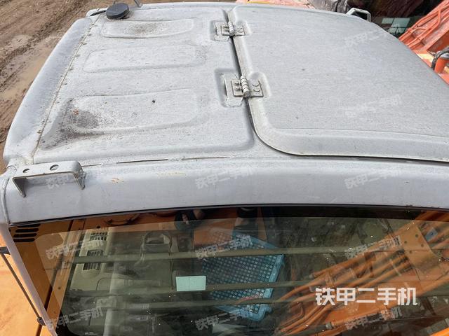 駕駛室頂部(整機(jī)外觀) 駕駛室頂部(整機(jī)外觀)