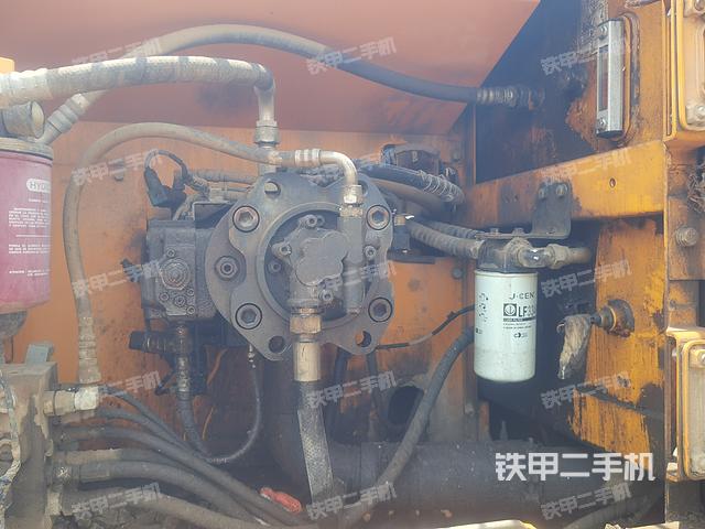 液壓泵艙室正面整體(整機外觀) 液壓泵艙室正面整體(整機外觀)