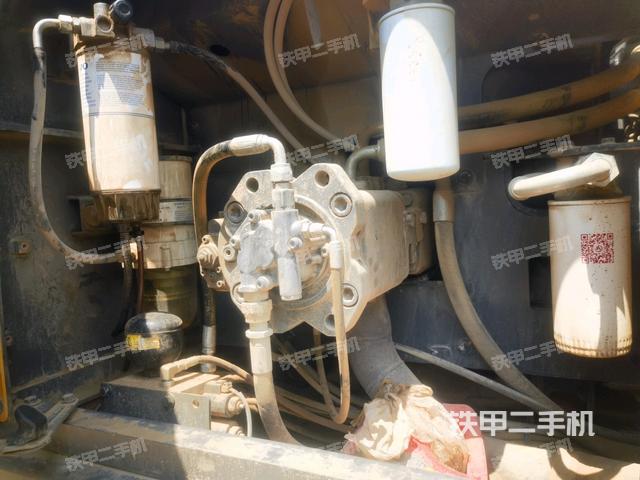 液压泵舱室正面整体(整机外观) 液压泵舱室正面整体(整机外观)