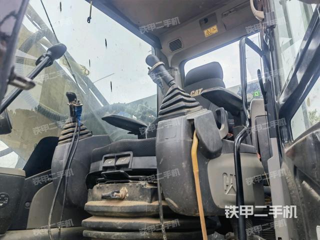 駕駛室整體(整機(jī)外觀) 駕駛室整體(整機(jī)外觀)