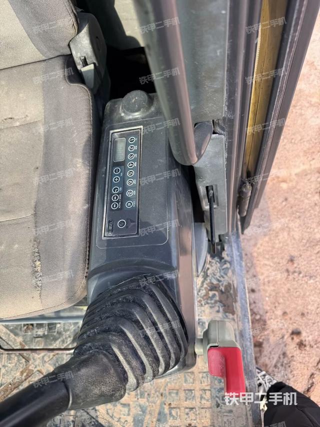 座椅左侧控制台/音响/含左手柄（驾驶室部分）