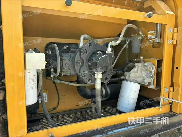 液压泵舱室正面整体(整机外观) 液压泵舱室正面整体(整机外观)