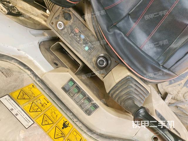 座椅右側(cè)控制臺(tái)/鑰匙門/油門/含右手柄(駕駛室部分) 座椅右側(cè)控制臺(tái)/鑰匙門/油門/含右手柄(駕駛室部分)