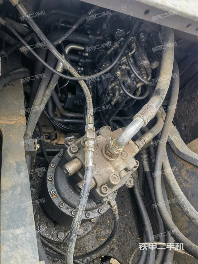 回轉(zhuǎn)馬達(dá)和主控閥(整機(jī)外觀) 回轉(zhuǎn)馬達(dá)和主控閥(整機(jī)外觀)