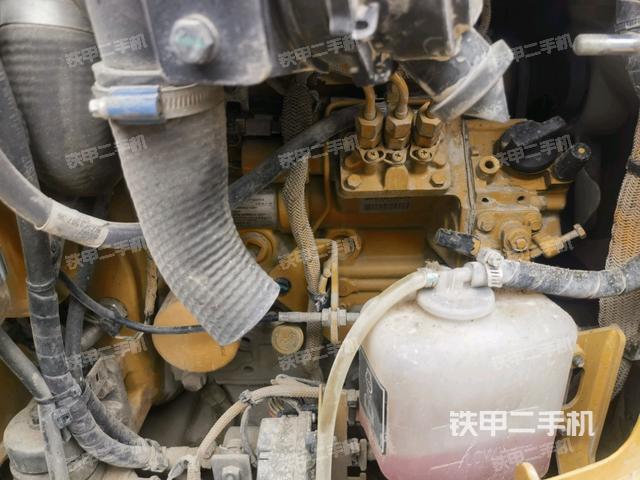 液壓泵艙室正面整體(整機外觀) 液壓泵艙室正面整體(整機外觀)