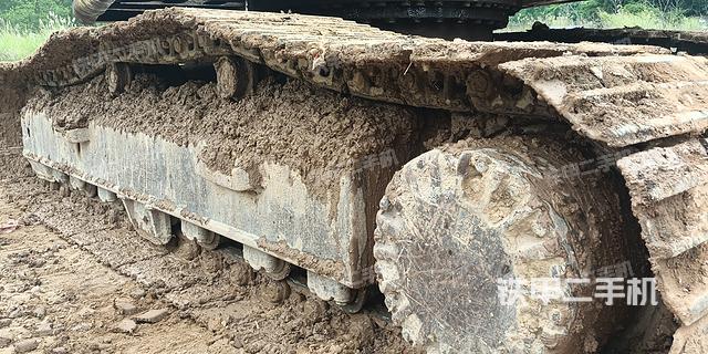 單側(cè)履帶整體(整機(jī)外觀) 單側(cè)履帶整體(整機(jī)外觀)