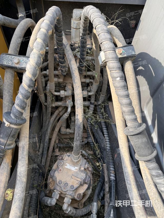 回轉(zhuǎn)馬達和主控閥（整機外觀）