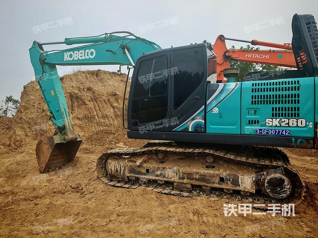 駕駛室頂部(整機(jī)外觀) 駕駛室頂部(整機(jī)外觀)