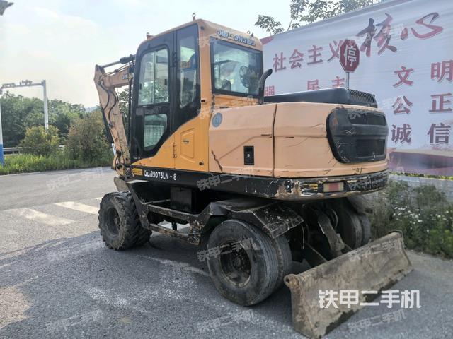 單側(cè)履帶整體(整機外觀) 單側(cè)履帶整體(整機外觀)