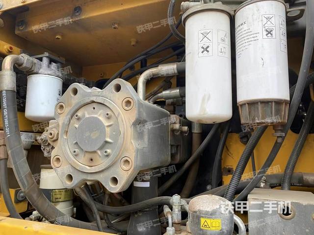 液压泵舱室正面整体（整机外观）