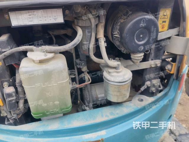 回轉(zhuǎn)馬達(dá)和主控閥(整機(jī)外觀) 回轉(zhuǎn)馬達(dá)和主控閥(整機(jī)外觀)
