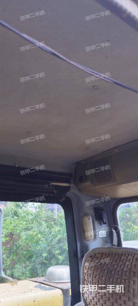 行走控制手柄和踏板?俯拍(駕駛室部分) 行走控制手柄和踏板?俯拍(駕駛室部分)