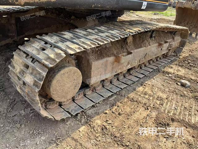 單側(cè)履帶整體(整機(jī)外觀) 單側(cè)履帶整體(整機(jī)外觀)