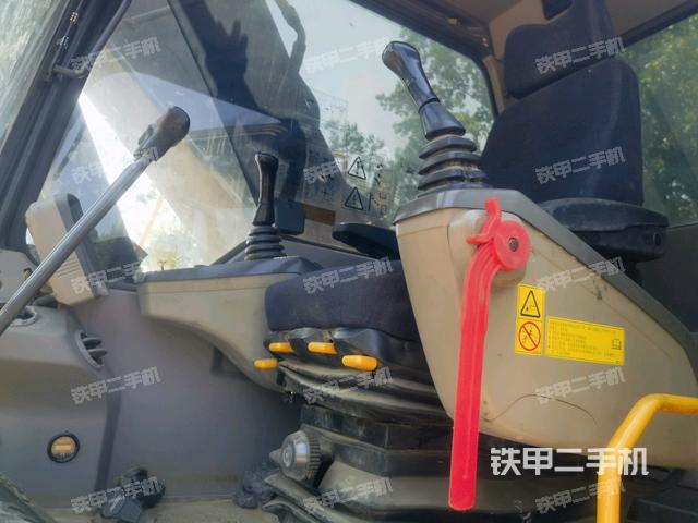 驾驶室整体(整机外观) 驾驶室整体(整机外观)