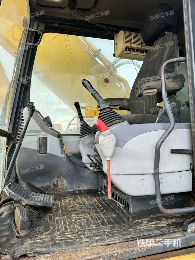 行走控制手柄和踏板 俯拍（驾驶室部分）