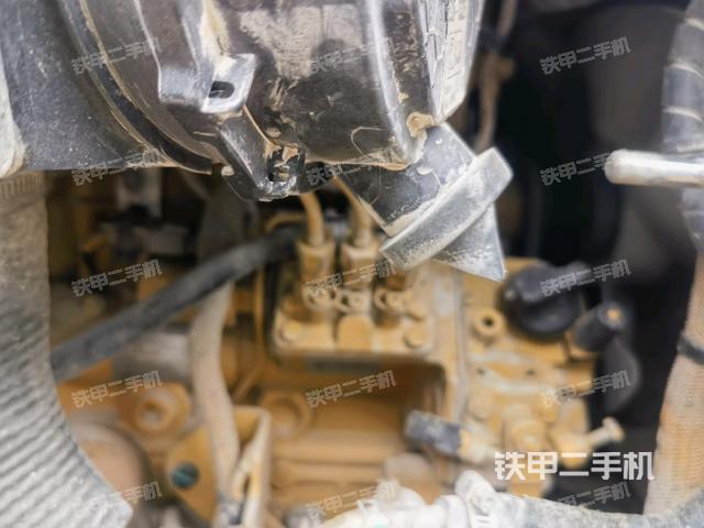 回轉馬達和主控閥(整機外觀) 回轉馬達和主控閥(整機外觀)