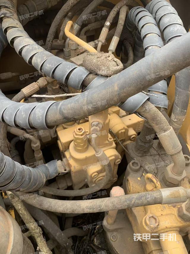 回转马达和主控阀(整机外观) 回转马达和主控阀(整机外观)