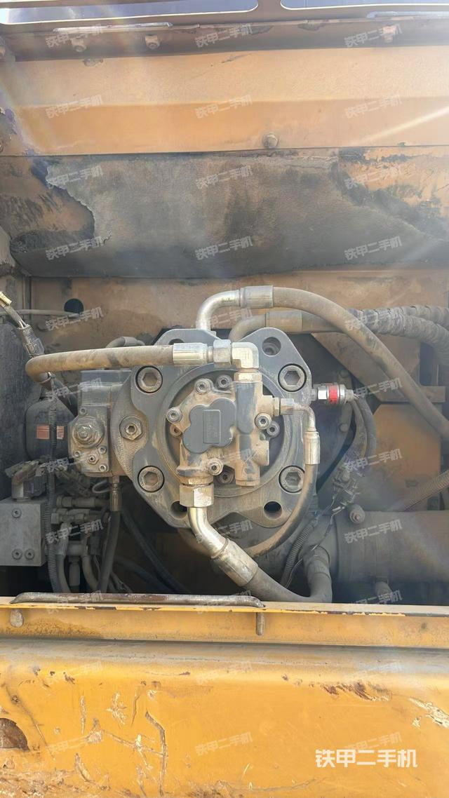 液压泵舱室正面整体（整机外观）