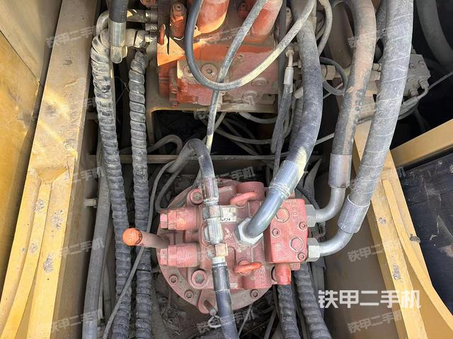 回转马达和主控阀（整机外观）