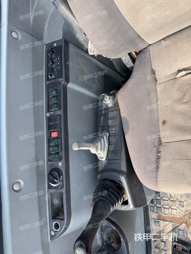 座椅右侧控制台/钥匙门/油门/含右手柄（驾驶室部分）