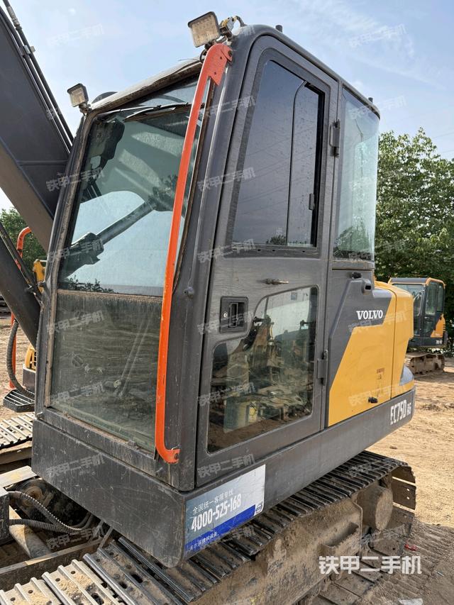 駕駛室整體（整機外觀）