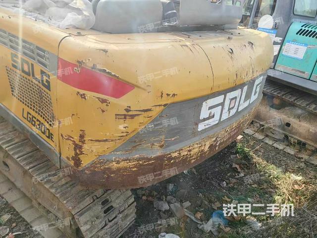 駕駛室頂部(整機(jī)外觀) 駕駛室頂部(整機(jī)外觀)