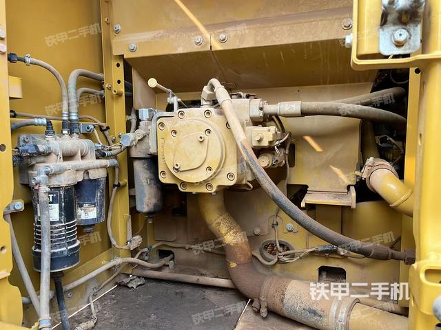 液壓泵艙室正面整體(整機外觀) 液壓泵艙室正面整體(整機外觀)