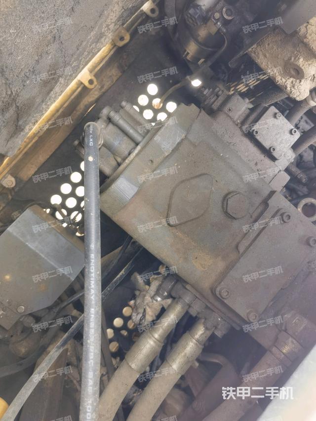 液壓泵艙室正面整體(整機(jī)外觀) 液壓泵艙室正面整體(整機(jī)外觀)