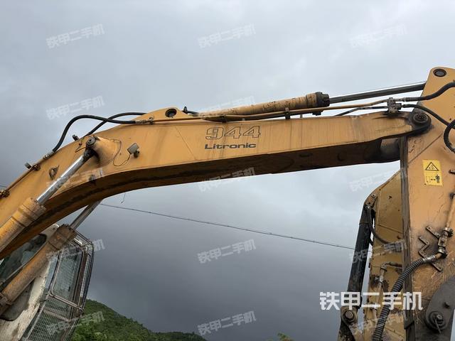 大臂油缸整体 竖拍(工作和回转装置) 大臂油缸整体 竖拍(工作和回转装置)