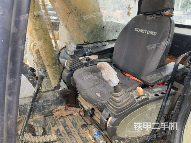 駕駛室整體(整機(jī)外觀) 駕駛室整體(整機(jī)外觀)