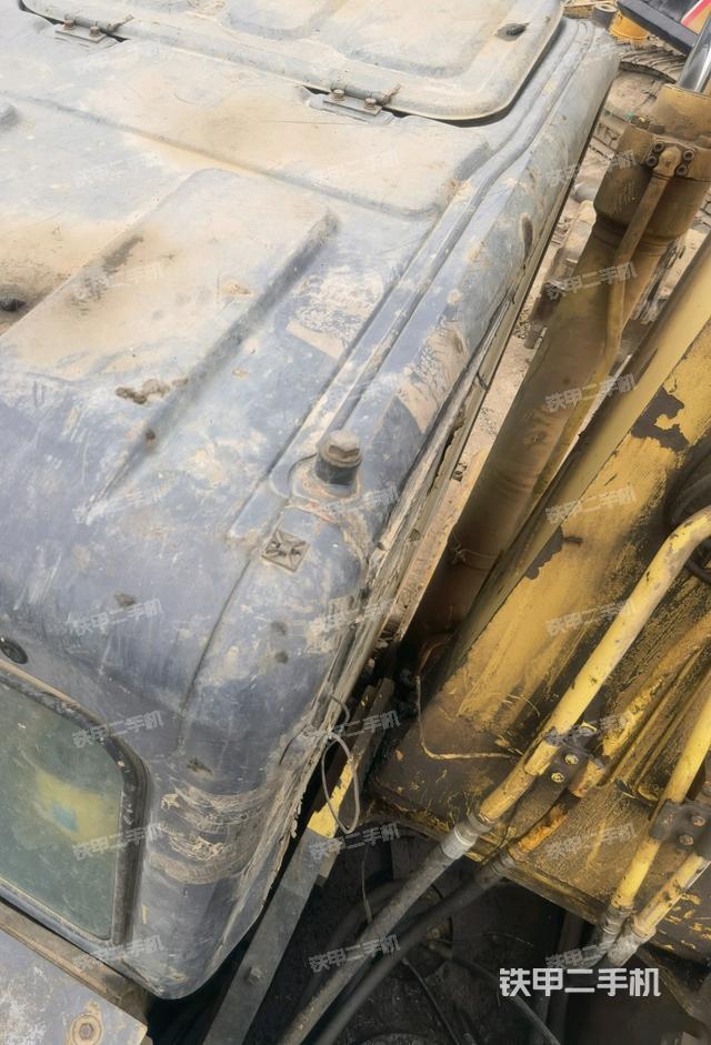 駕駛室頂部(整機(jī)外觀) 駕駛室頂部(整機(jī)外觀)