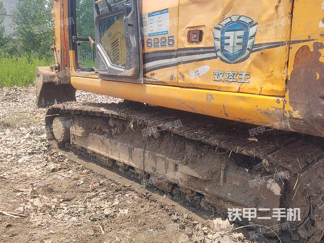 單側(cè)履帶整體(整機外觀) 單側(cè)履帶整體(整機外觀)