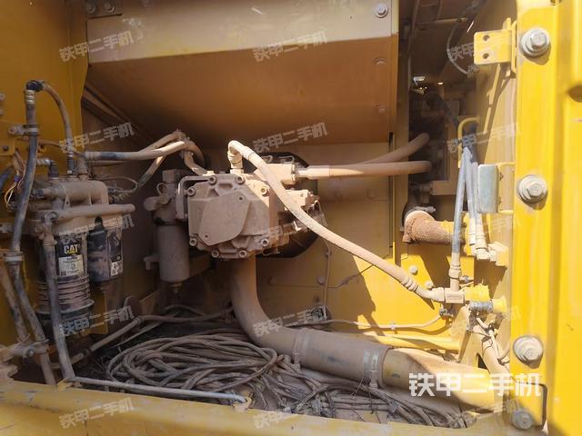 液壓泵艙室正面整體(整機(jī)外觀) 液壓泵艙室正面整體(整機(jī)外觀)