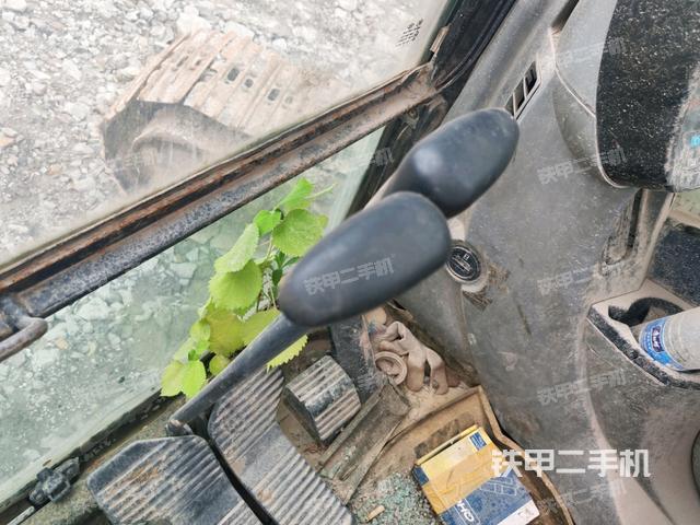 行走控制手柄和踏板?俯拍(駕駛室部分) 行走控制手柄和踏板?俯拍(駕駛室部分)