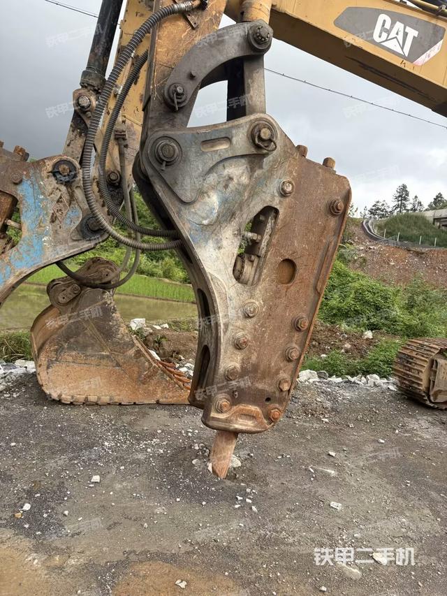 小臂整体左后(工作和回转装置) 小臂整体左后(工作和回转装置)