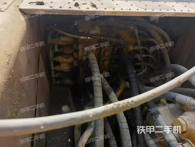 回轉(zhuǎn)馬達(dá)和主控閥(整機(jī)外觀) 回轉(zhuǎn)馬達(dá)和主控閥(整機(jī)外觀)