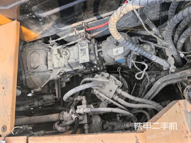 液壓泵艙室正面整體(整機外觀) 液壓泵艙室正面整體(整機外觀)