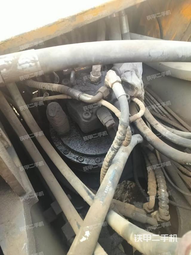 回转马达和主控阀(整机外观) 回转马达和主控阀(整机外观)