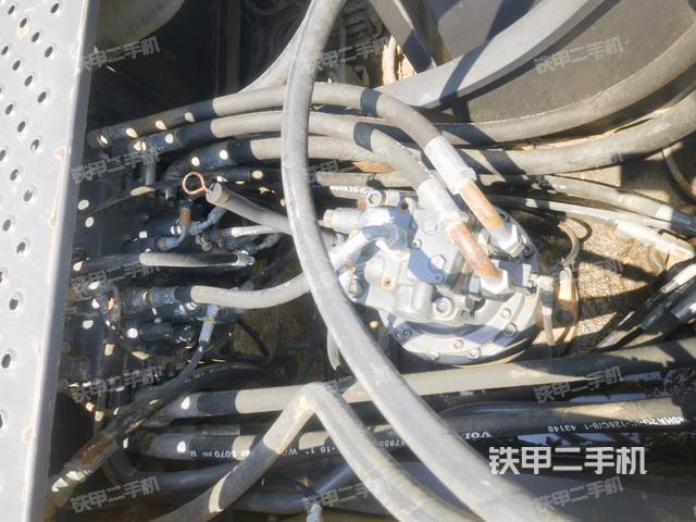 回转马达和主控阀(整机外观) 回转马达和主控阀(整机外观)