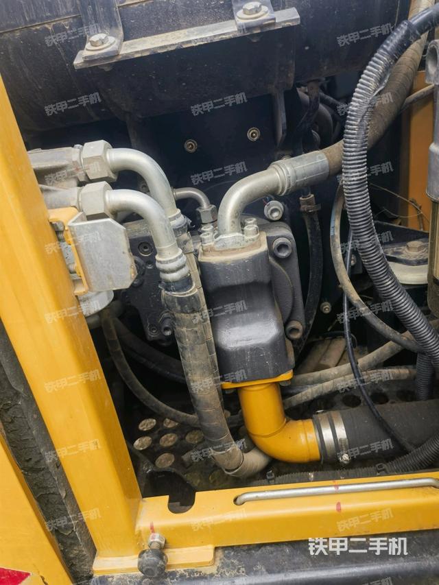 液壓泵艙室正面整體(整機外觀) 液壓泵艙室正面整體(整機外觀)