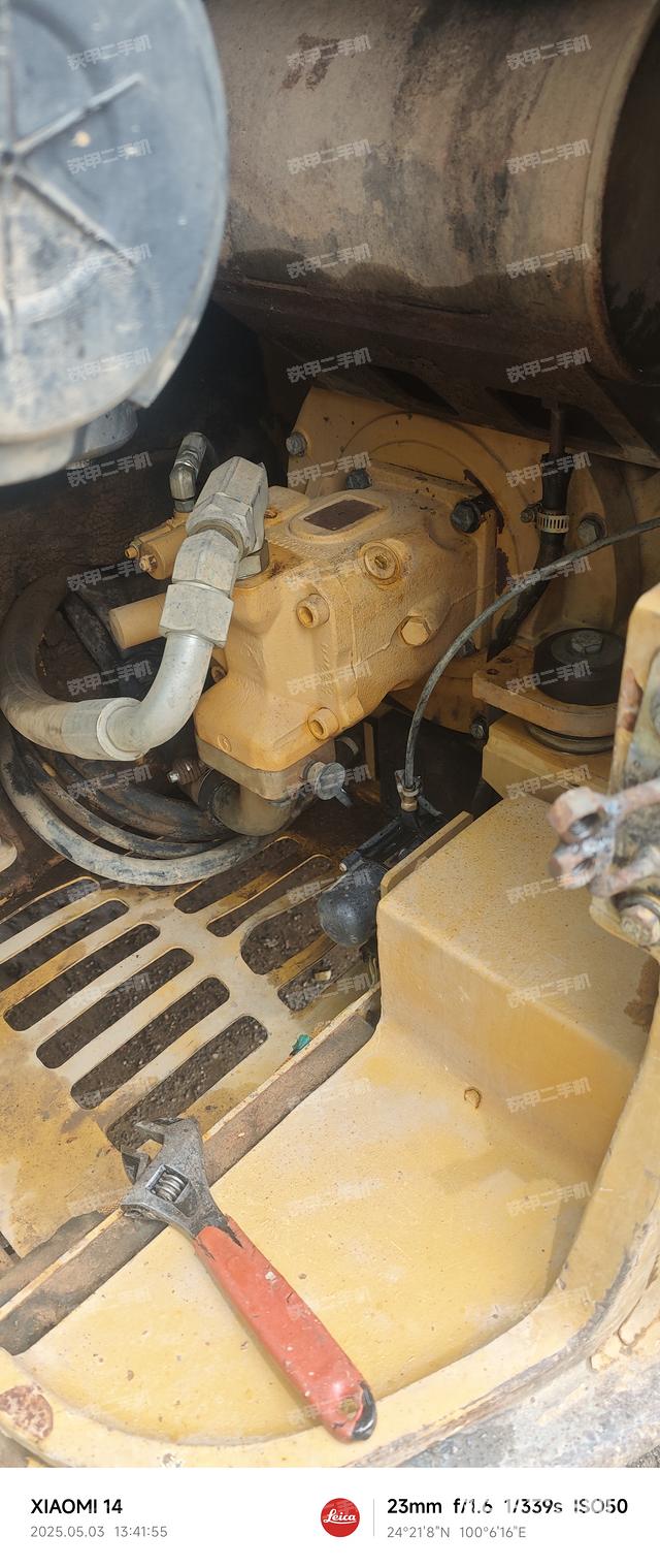 液压泵舱室正面整体（整机外观）