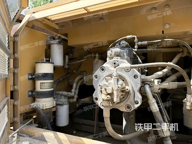 液壓泵艙室正面整體（整機外觀）