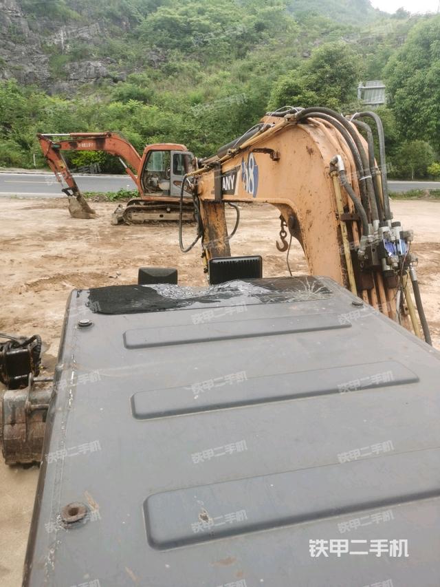 駕駛室頂部(整機(jī)外觀) 駕駛室頂部(整機(jī)外觀)