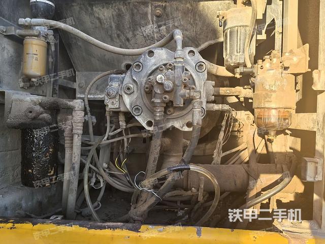 液压泵舱室正面整体(整机外观) 液压泵舱室正面整体(整机外观)