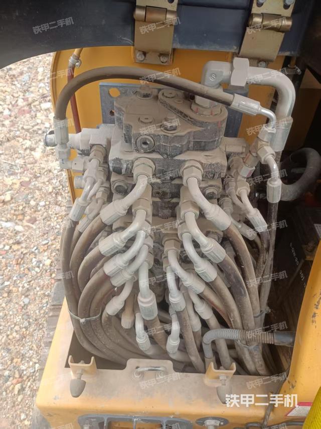 回转马达和主控阀(整机外观) 回转马达和主控阀(整机外观)