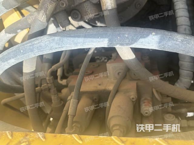 回轉(zhuǎn)馬達和主控閥(整機外觀) 回轉(zhuǎn)馬達和主控閥(整機外觀)