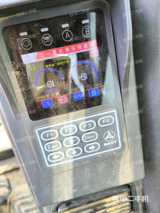 駕駛室整體(整機(jī)外觀) 駕駛室整體(整機(jī)外觀)
