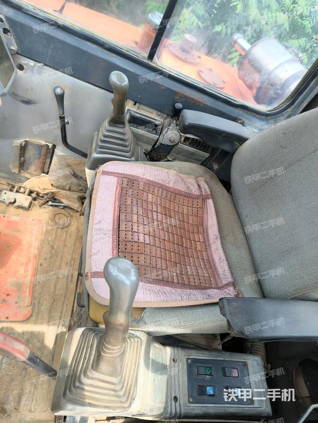 駕駛室頂部(整機(jī)外觀) 駕駛室頂部(整機(jī)外觀)